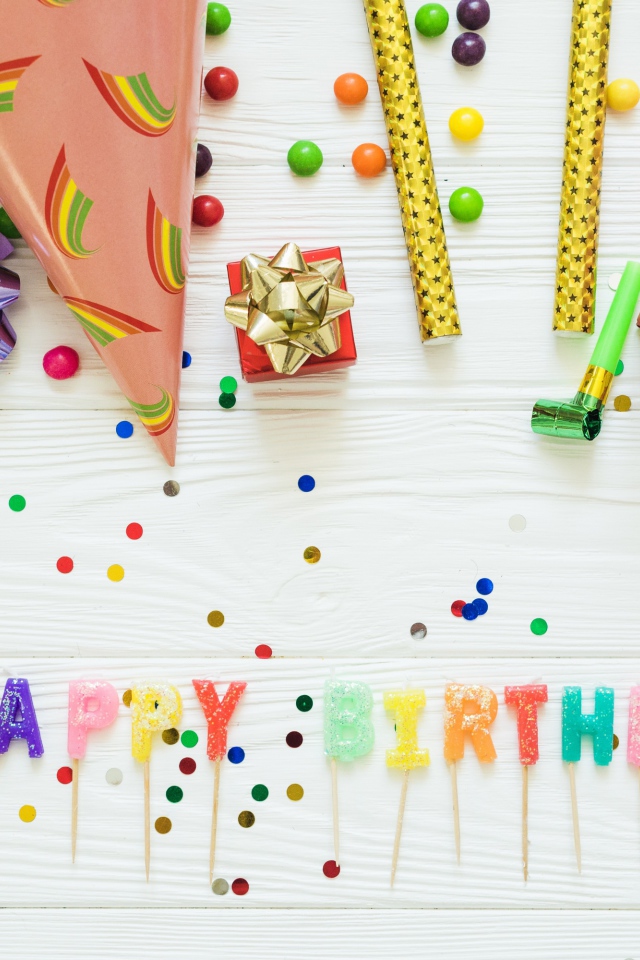 Надпись с Днем рождения на столе с подарками и украшениями