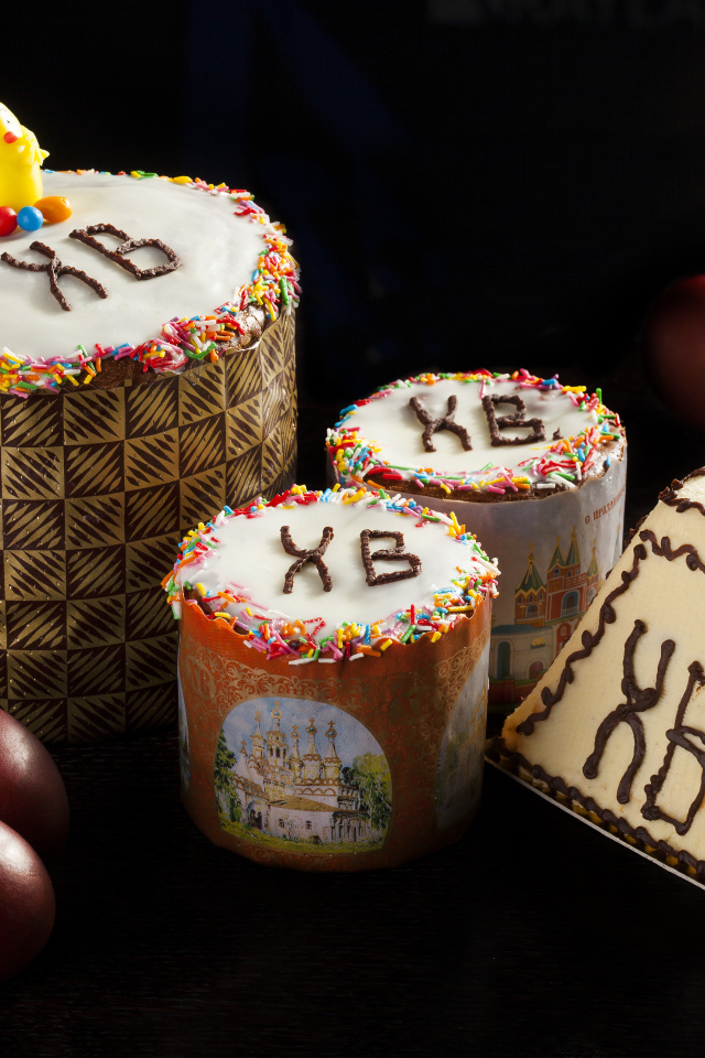 Красивые куличи и крашеные яйца на черном фоне на праздник Пасха