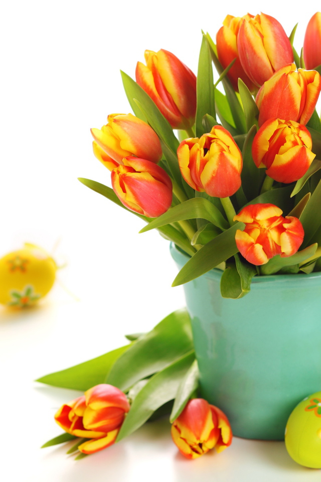 Букет оранжевых тюльпанов с пасхальными яйцами на праздник Пасха 