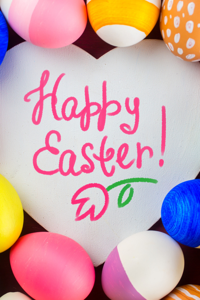 Разноцветные крашеные яйца с надписью Happy Easter