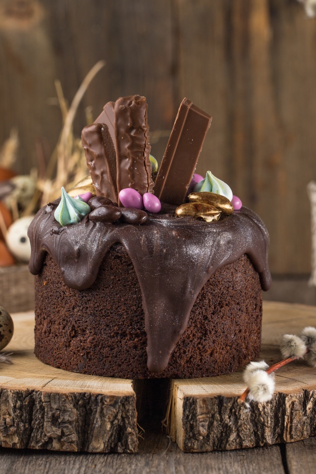 Пасхальный кулич с шоколадной глазурью и сладостями на праздник Пасха