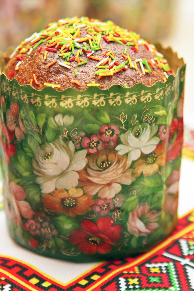 Кулич с посыпкой на Великий праздник Пасха