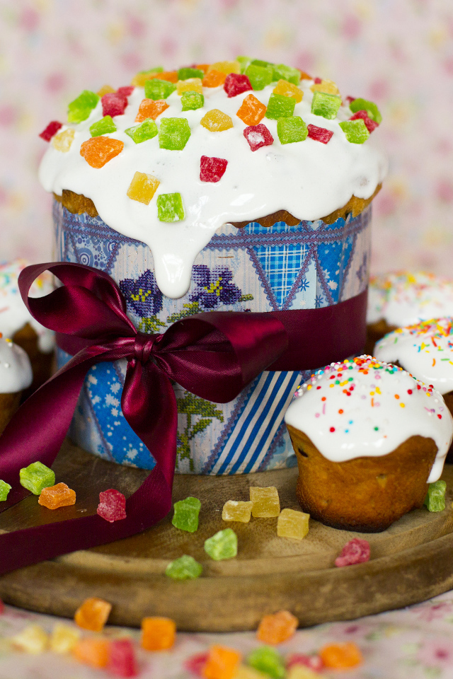 Куличи с цукатами на доске на Светлый праздник Пасха