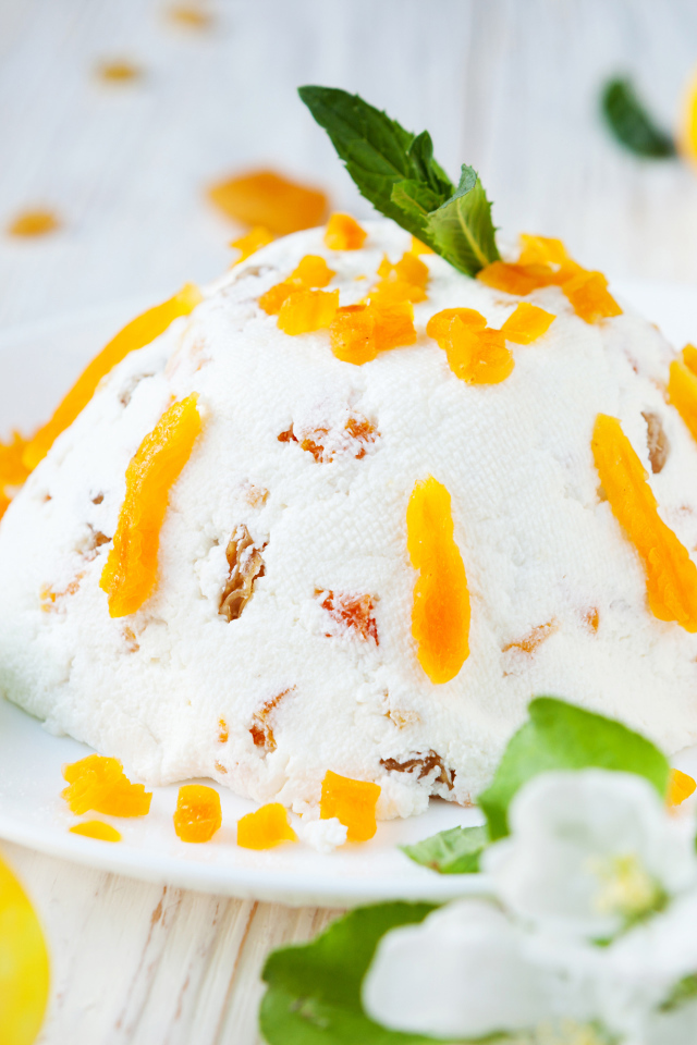 Сладкая творожная пасха с курагой на столе с крашеными яйцами