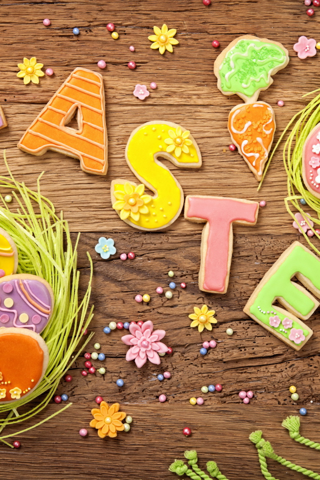 Вкусное разноцветное пасхальное печенье на деревянном столе