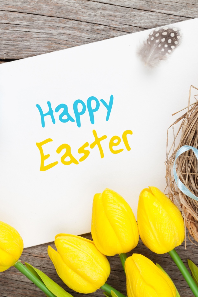 Надпись на белом листе Happy Easter с букетом желтых тюльпанов и крашенными яйцами