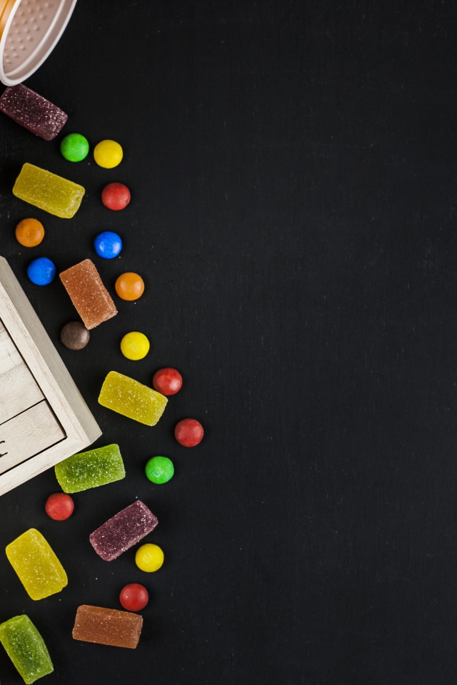 Конфеты, тыква и календарь на сером фоне на Хэллоуин