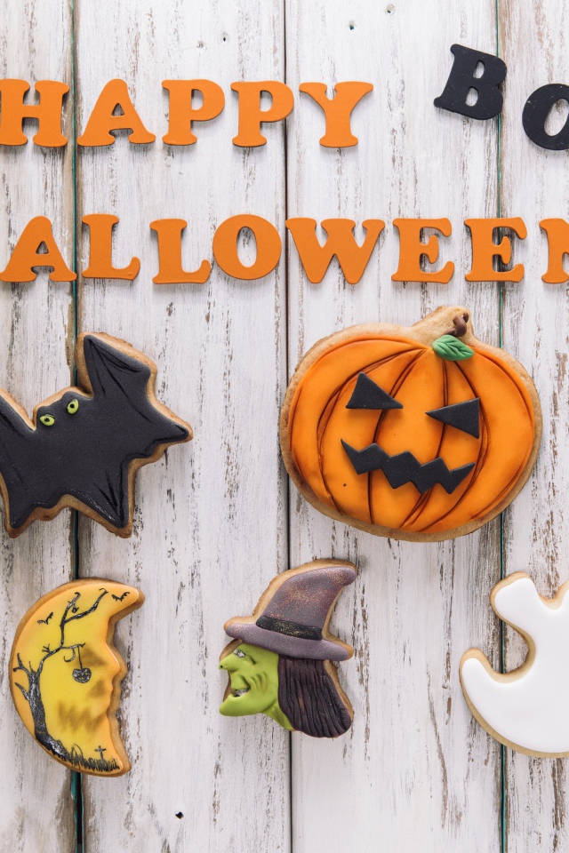 Печенье и надпись на деревянном столе на Хэллоуин 