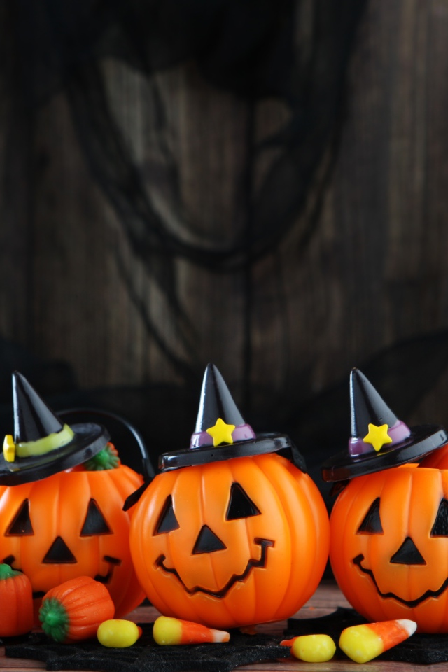 Маленькие тыквы со сладостями на Хэллоуин