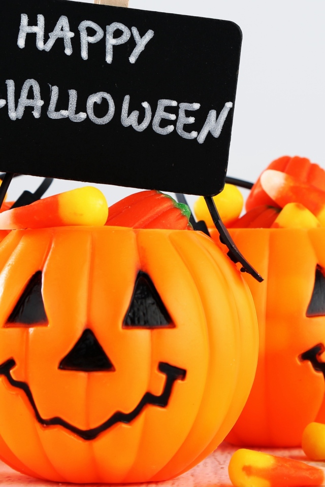 Тыквы со сладостями с надписью Счастливого Хэллоуина