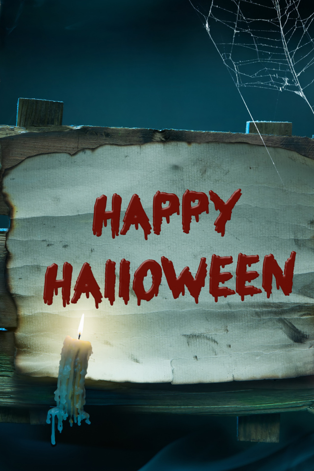 Страшная надпись Счастливого Хэллоуина на деревянной табличке со свечами