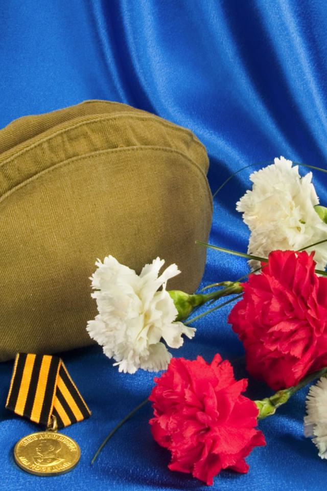 Букет гвоздик, пилотка, орден отечественной войны, и медаль на синем фоне 