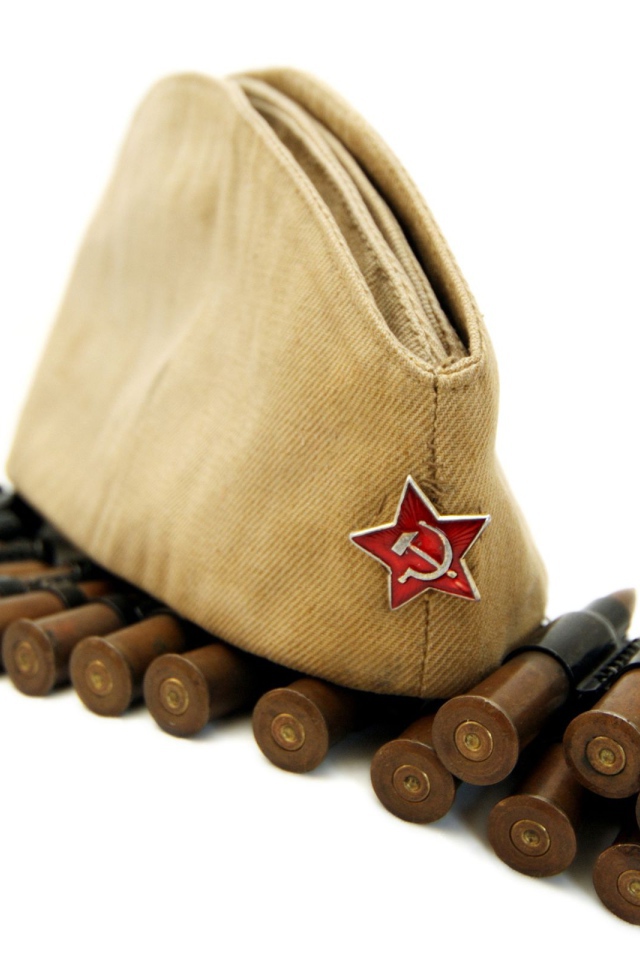 Военная пилотка с красной звездой с патронами на белом фоне