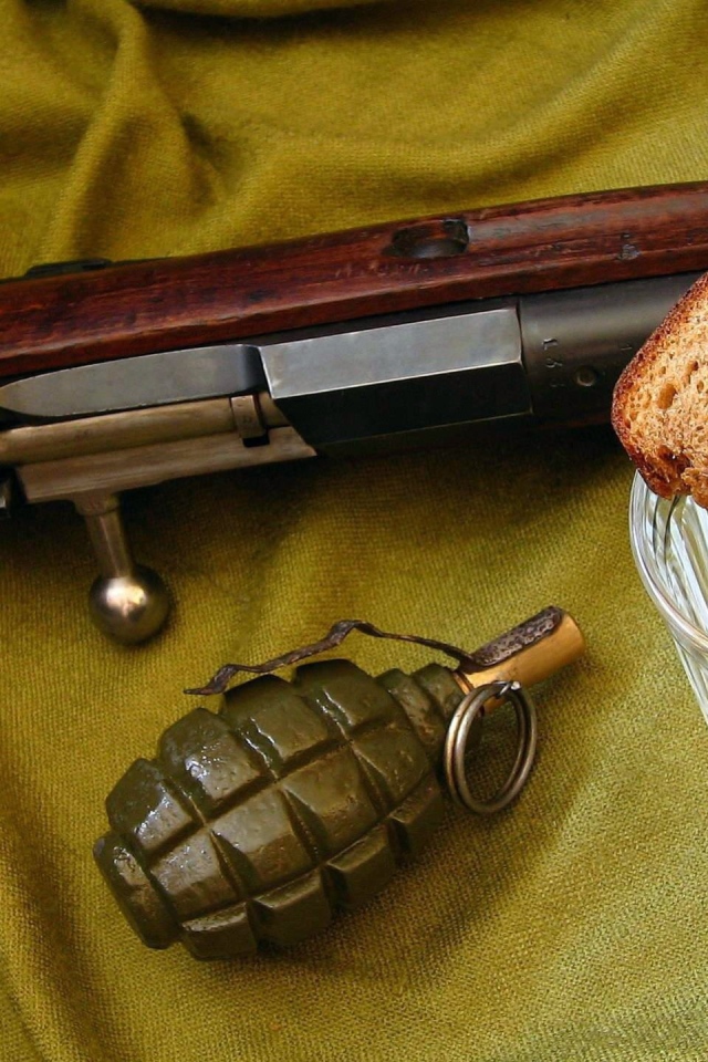 Граната, рюмка водки с куском хлеба и звезда на 9 мая 