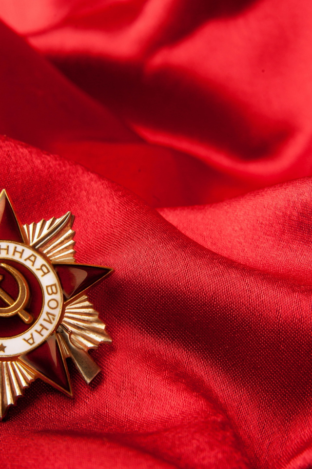 Звезда отечественной войны на красном покрывале 