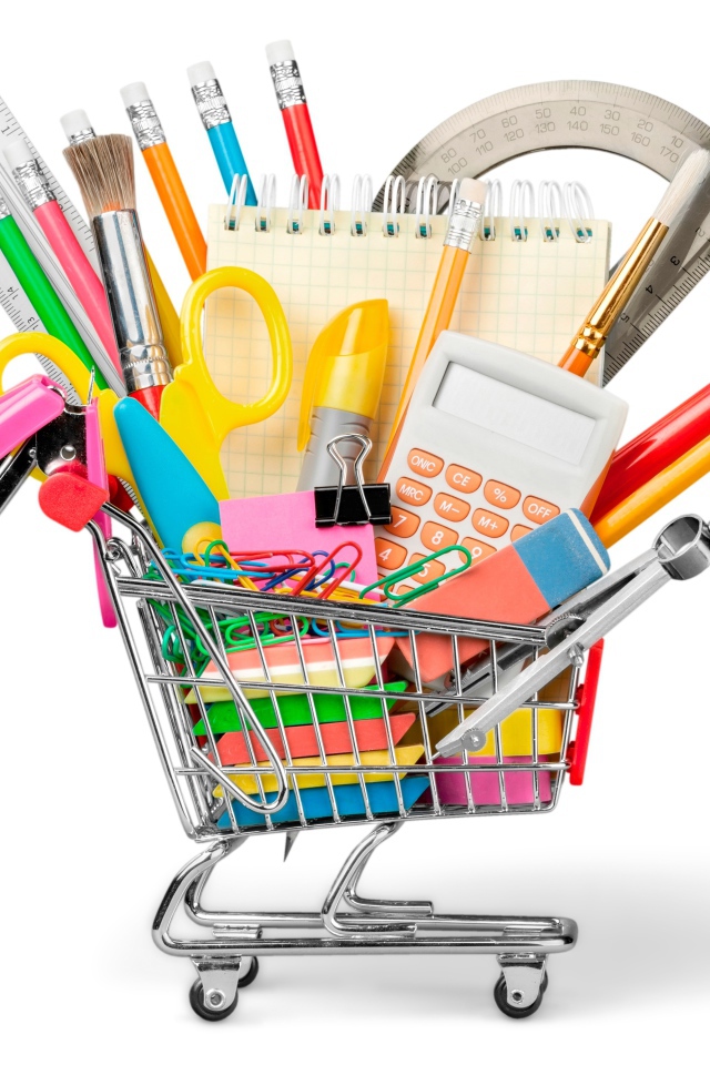 Канцелярские школьные принадлежности в тележке на белом фоне