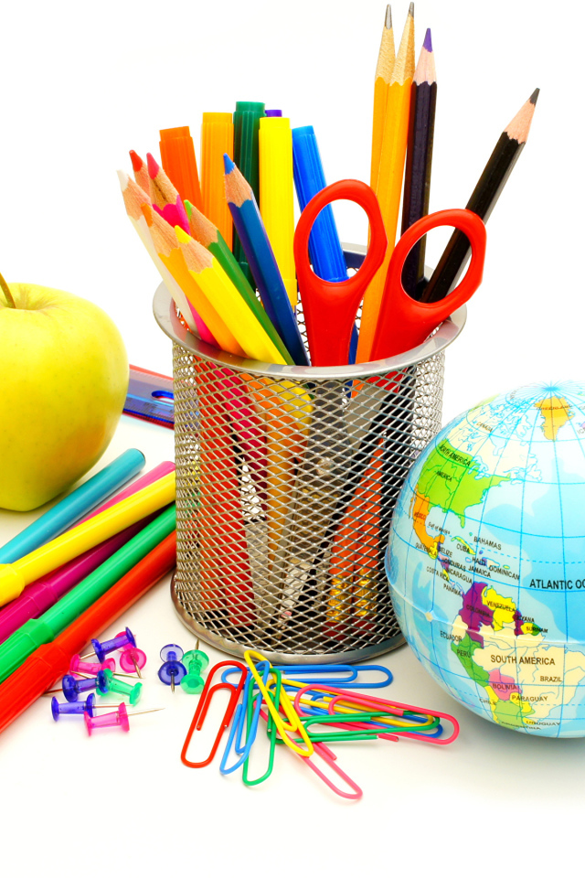 Канцелярские школьные принадлежности на белом фоне на День знаний 1 сентября