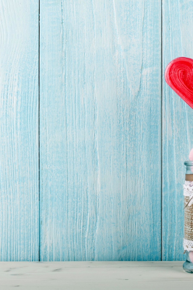 Банка с маршмеллоу и сердечками на голубом фоне