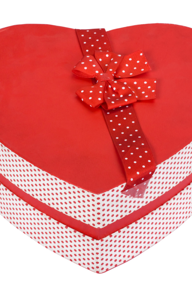 Красивая коробка в форме сердца на белом фоне