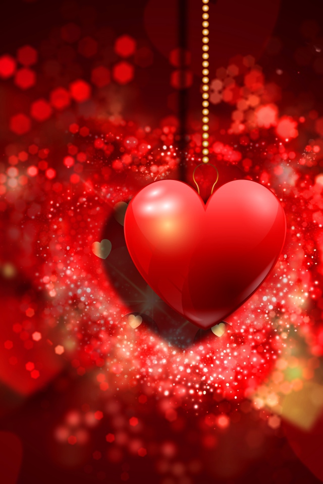 Красивое красное сердце на цепочке