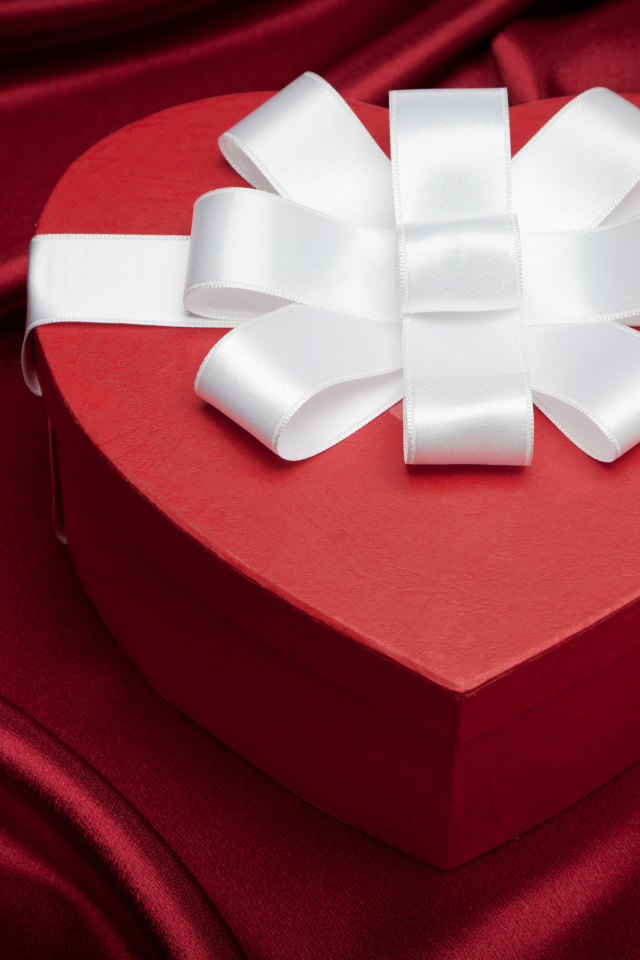 Большая красивая красная коробка в форме сердца с белым бантом