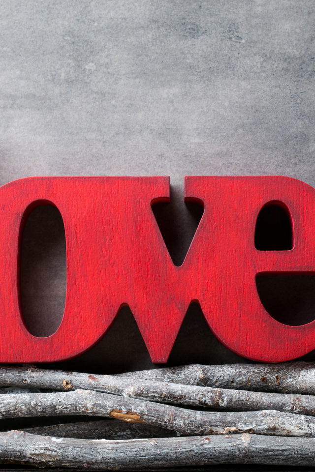 Большая надпись любовь на английском на фоне серой стены 