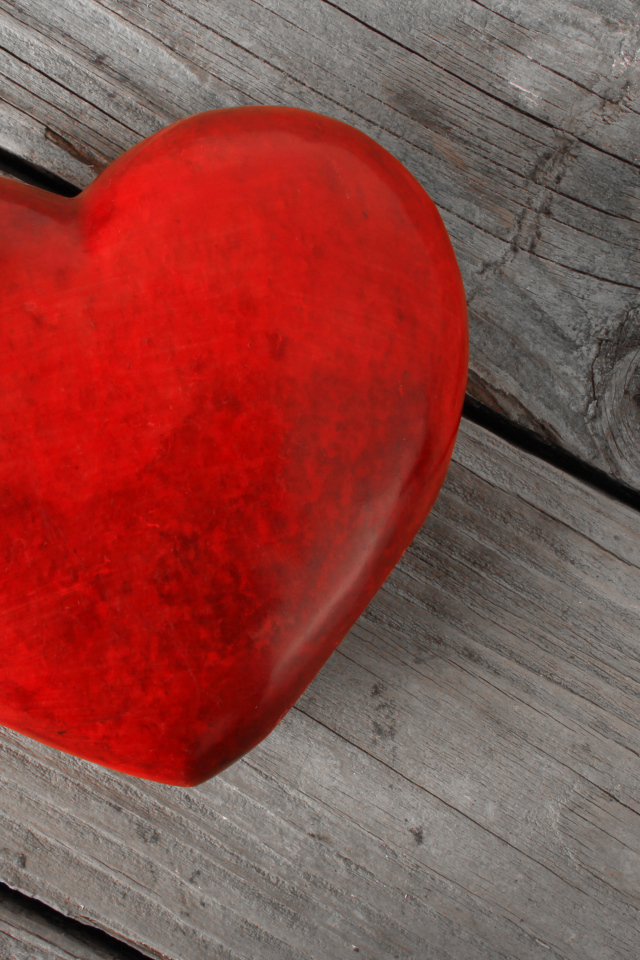 Большое красное сердце на деревянном столе
