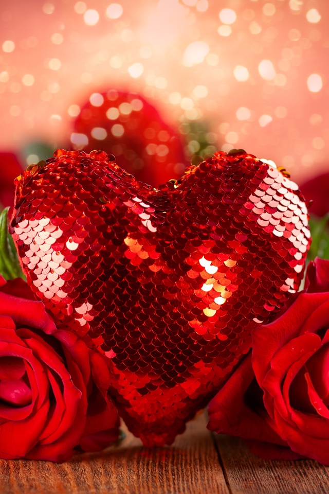 Большое красное блестящее сердце с букетом роз 
