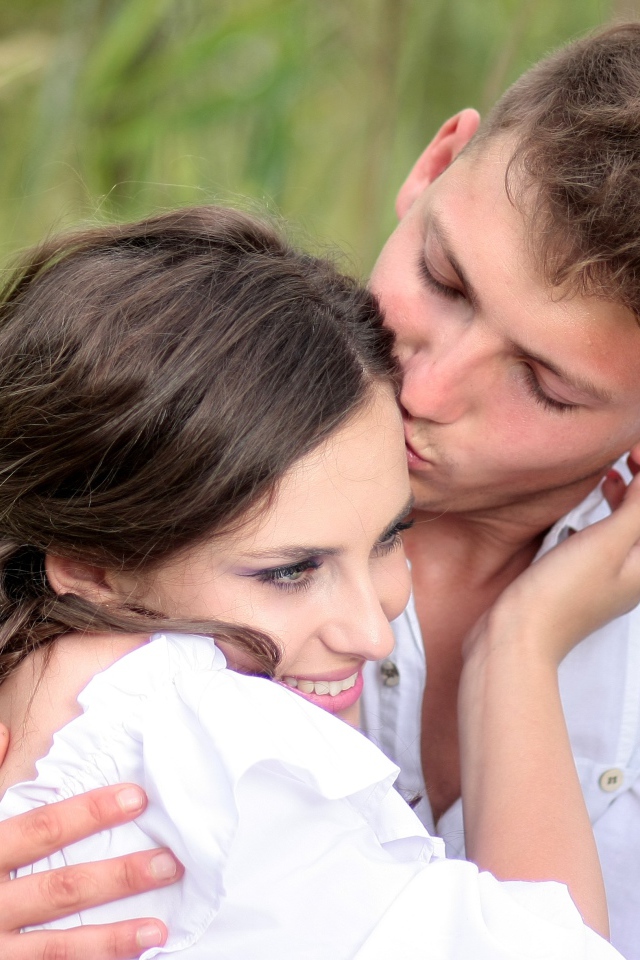 Влюбленный парень целует девушку 