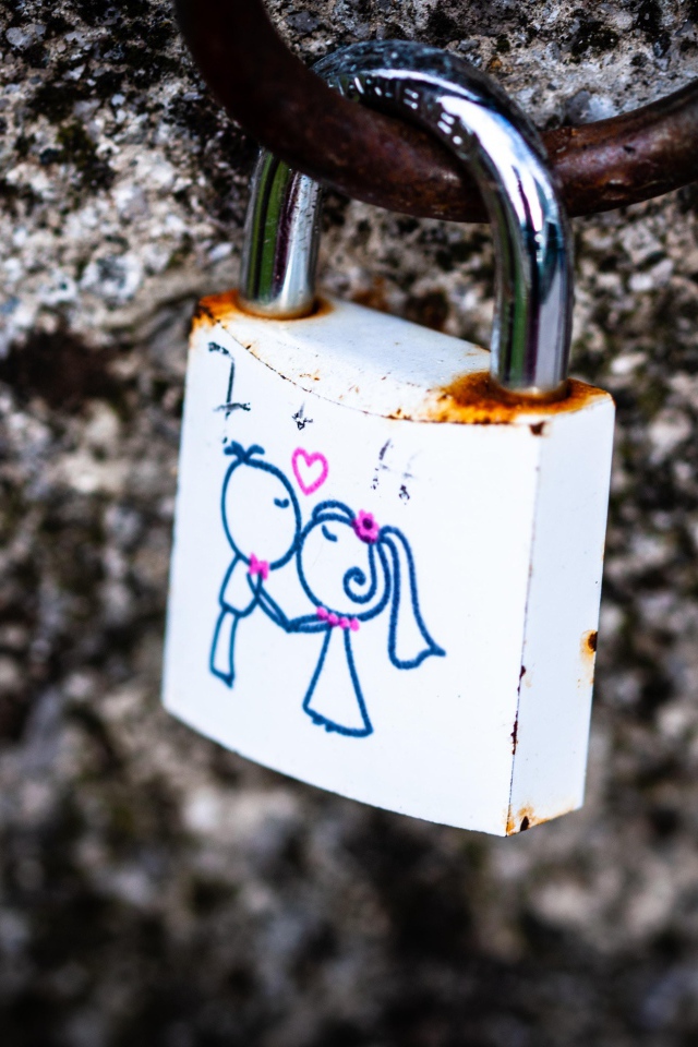 Замок влюбленных у стены 