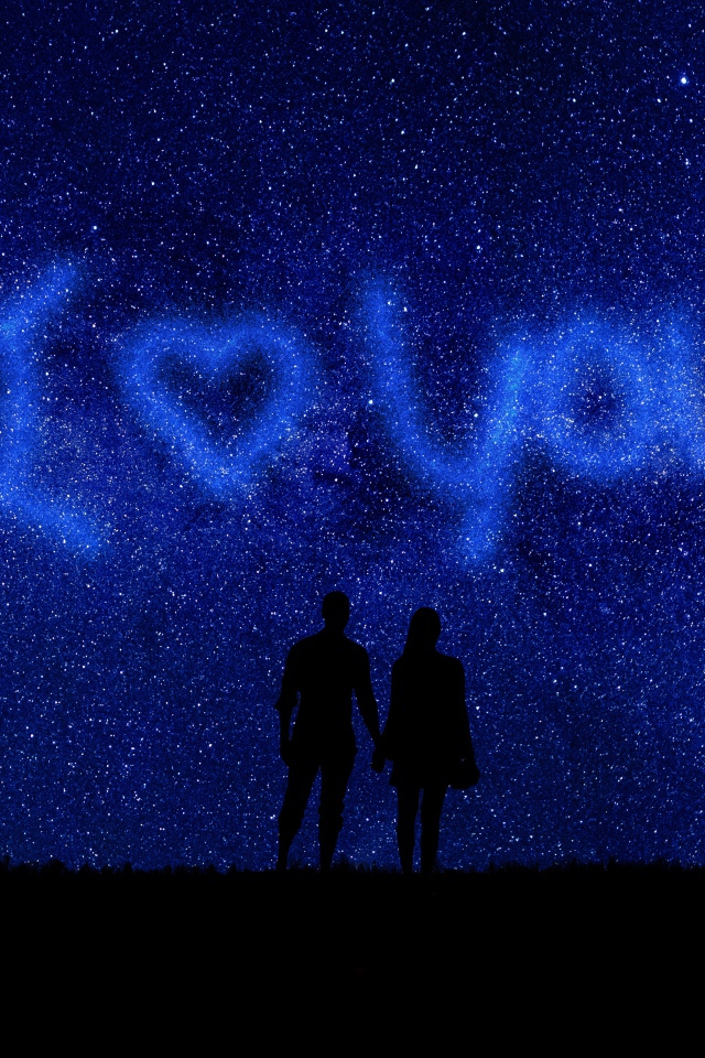 Влюбленная пара на фоне неба с надписью я тебя люблю 