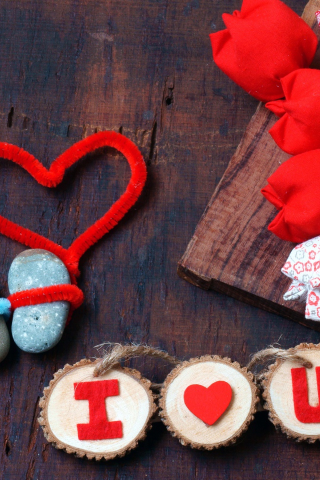 Тюльпаны из ткани и два сердца на столе