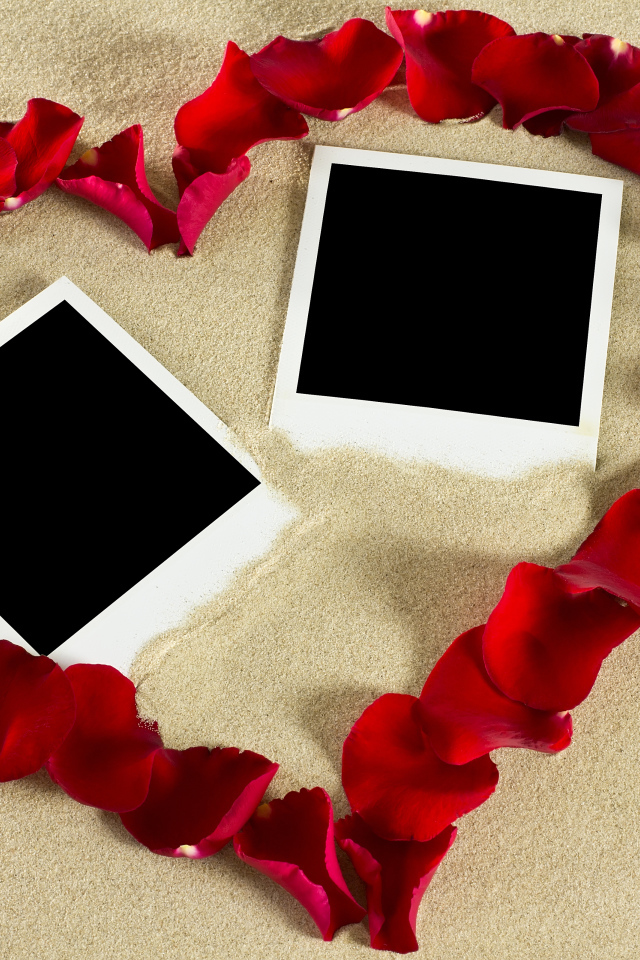 Сердце из лепестков роз на песке с шаблонами для фото 