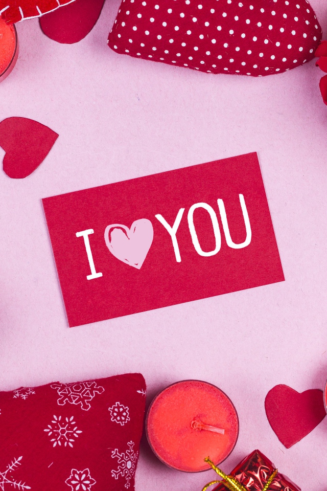 Сердечки, свечи и роза вокруг надписи Я тебя люблю 