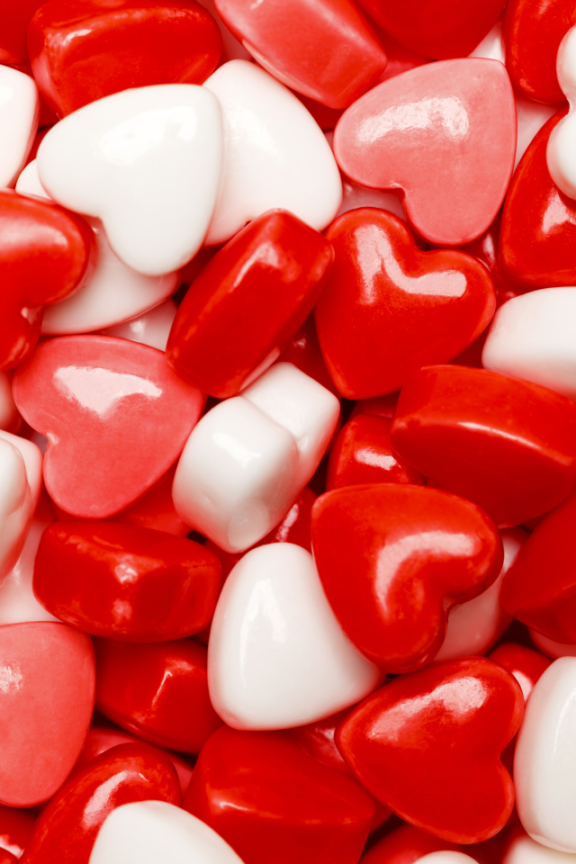 Много разноцветных конфет в форме сердца крупным планом