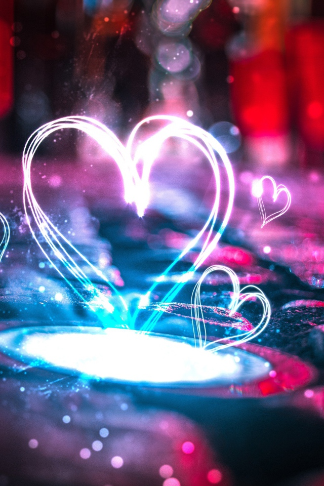 Неоновое сердце на дороге