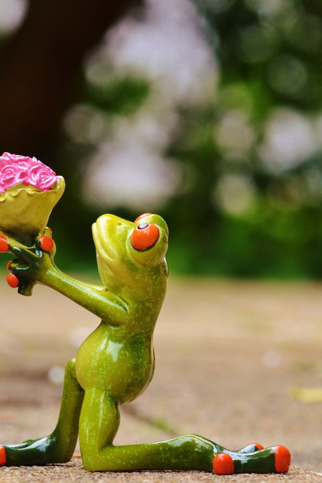 Влюбленная пара фарфоровых лягушек 