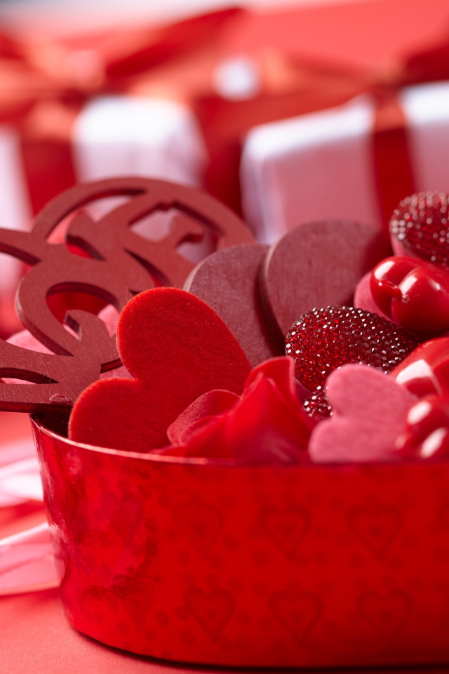 Красная коробка с сердечками и розами в подарок