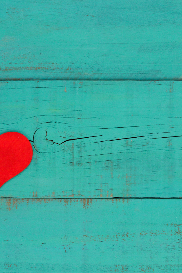 Красное сердечко на веревке с замком на голубом фоне