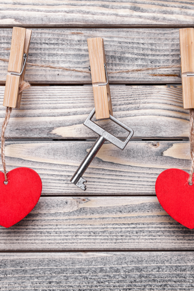 Красные сердечки на нитках на прищепках с ключом 
