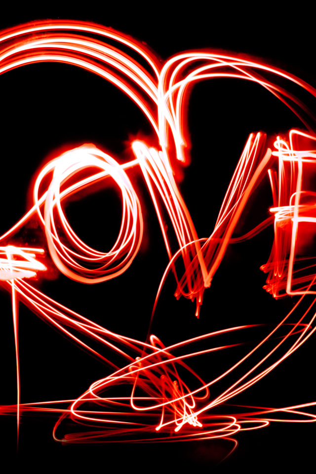 Красная неоновая надпись Love  на черном фоне