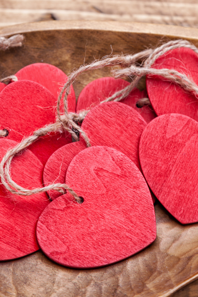 Красные деревянные сердечки на нитках в деревянной коробке