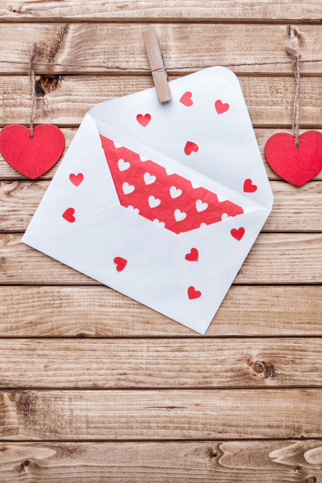 Красные деревянные сердечки на ниткам с конвертом 