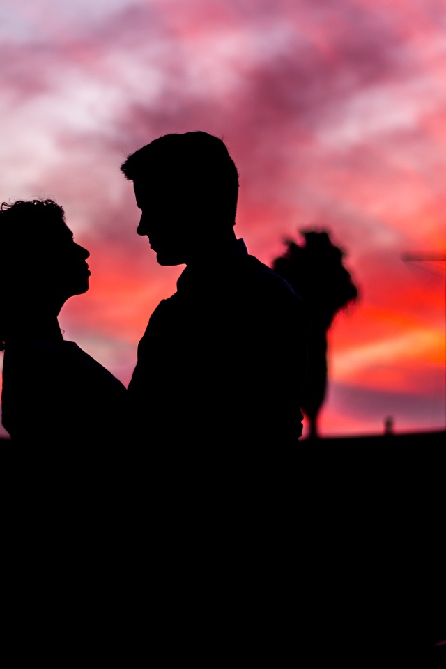 Силуэты влюбленной пары на фоне ночного неба