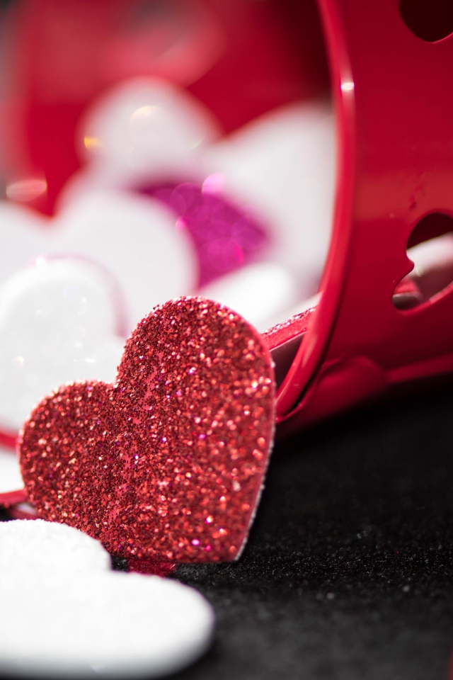 Маленькие блестящие сердечки в красном ведерке