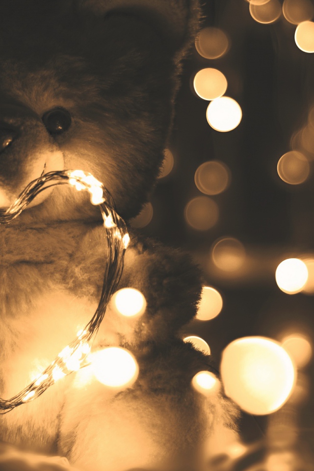 Медвежонок Тедди с сердцем из гирлянды 