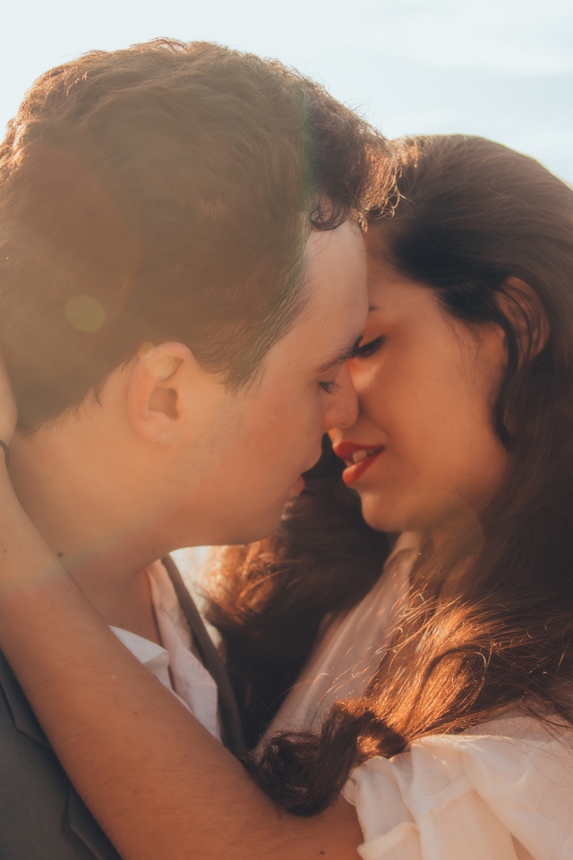 Нежные объятия влюбленной пары