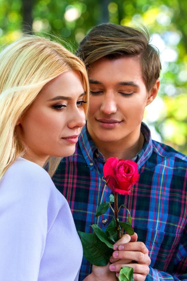 Влюбленный парень дарит девушке розу 