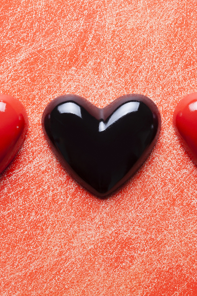 Три сердца на красном фоне 