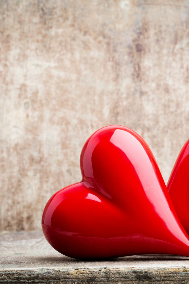 Два ярких красных сердца на сером фоне